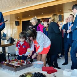14 25 marca premiera kartki golf tort i rozmowy w tle stoja prorektor awf warszawa pawel tomaszewski i dyrektor violetta perzynska 750x600 1